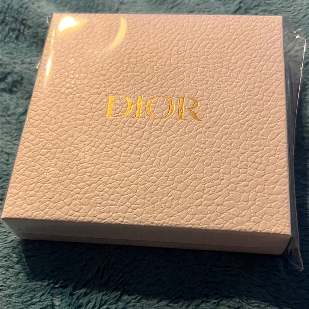 Dior Gold and White Pearl Charm Bracelet - Picture 4 of 4